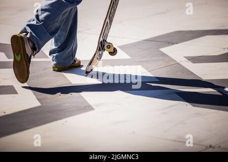 Lissabon, Portugal. 10.. Juli 2022. Der portugiesische Skater Gustavo Ribeiro in Aktion während der RedBull Lisbon Conquest in Terreiro do Paço, Lissabon. Kredit: SOPA Images Limited/Alamy Live Nachrichten Stockfoto