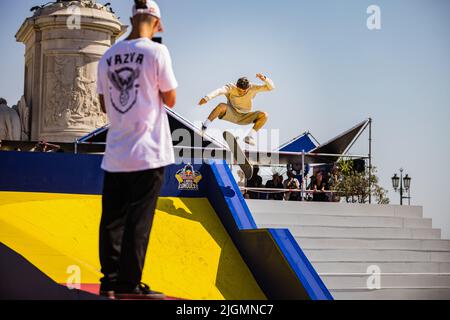 Lissabon, Portugal. 10.. Juli 2022. Der französische Skater Vincent Milou in Aktion während der RedBull Lisbon Conquest in Terreiro do Paço, Lissabon. Kredit: SOPA Images Limited/Alamy Live Nachrichten Stockfoto