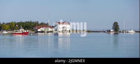 Panorama von Charteranglern und der 1928 Station House of U.S. Coast Guard Station North, Lake Superior am Hafen Grand Marais, Minnesota Stockfoto