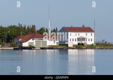 Die 1928 Great Lakes Station House of U.S. Coast Guard Station an der Nordküste des Lake Superior im Hafen Grand Marais, Cook County, Minnesota Stockfoto