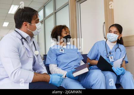 der professor Doktor berät und diskutiert mit dem internen Studententeam für die Operationsplanung und Patientenbehandlung in der medizinischen Schule des Krankenhauses. healthcar Stockfoto