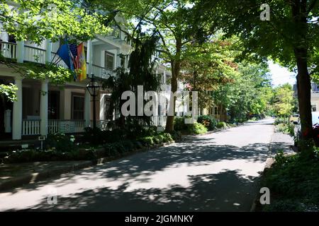 Blick auf die Straße von der Chautauqua Institution Area in Chautauqua, im Norden des Staates New York. Stockfoto