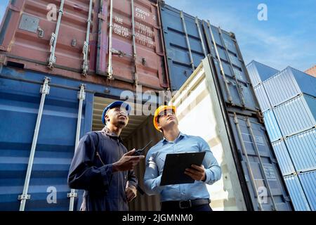 Professioneller Ingenieur und Geschäftsmann überprüfen und inspizieren Container in internationalen Fracht im Logistikhafen. Industrie, Transport, wareho Stockfoto