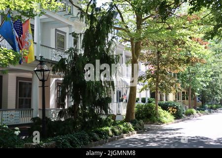 Blick auf die Straße von der Chautauqua Institution Area in Chautauqua, im Norden des Staates New York. Stockfoto