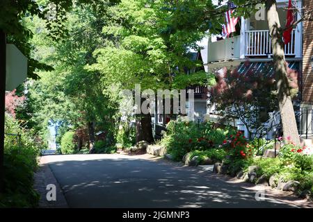 Blick auf die Straße von der Chautauqua Institution Area in Chautauqua, im Norden des Staates New York. Stockfoto