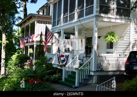 Blick auf die Straße von der Chautauqua Institution Area in Chautauqua, im Norden des Staates New York. Stockfoto