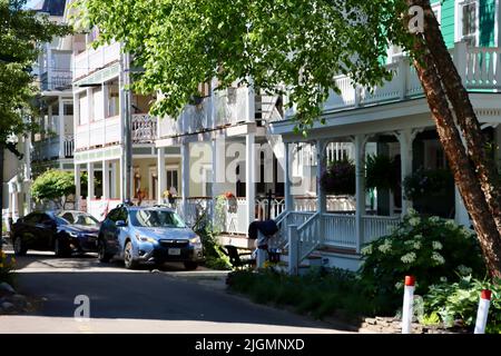 Blick auf die Straße von der Chautauqua Institution Area in Chautauqua, im Norden des Staates New York. Stockfoto