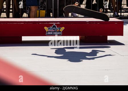 Lissabon, Portugal. 10.. Juli 2022. Der Schatten eines Skaters während der RedBull Lisbon Conquest in Terreiro do Paço, Lissabon. (Foto von Henrique Casinhas/SOPA Images/Sipa USA) Quelle: SIPA USA/Alamy Live News Stockfoto