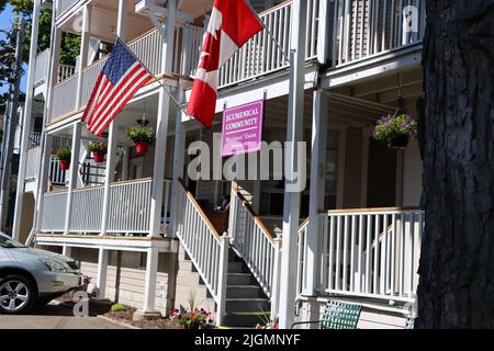 Balkone und Vorveranden mit Fahnen in einem Gebäude im Chautauqua Institution Bereich im Norden des Staates New York. Stockfoto