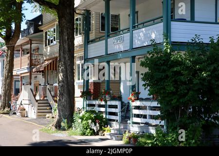 Blick auf die Straße von der Chautauqua Institution Area in Chautauqua, im Norden des Staates New York. Stockfoto