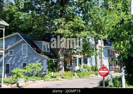 Blick auf die Straße von der Chautauqua Institution Area in Chautauqua, im Norden des Staates New York. Stockfoto