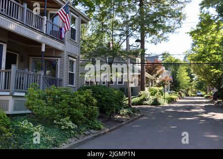 Blick auf die Straße von der Chautauqua Institution Area in Chautauqua, im Norden des Staates New York. Stockfoto