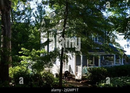 Blick auf die Straße von der Chautauqua Institution Area in Chautauqua, im Norden des Staates New York. Stockfoto