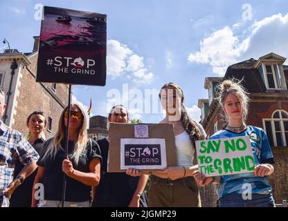 London, Großbritannien. 11.. Juli 2022. Demonstranten halten während der Demonstration Plakate mit dem Titel „Stop the Grind“. Sea Shepherd veranstaltete eine Kundgebung vor dem Parlament, als die Abgeordneten eine Petition zur Aussetzung des Handels mit den Färöer-Inseln diskutierten, bis sie die brutale Jagd auf Wale und Delfine, bekannt als „Grind“, beenden. (Foto: Vuk Valcic/SOPA Images/Sipa USA) Quelle: SIPA USA/Alamy Live News Stockfoto