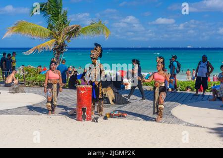 Tanzende maya indianerinnen in Playa del Carmen, Yukatan, Mexiko. Stockfoto