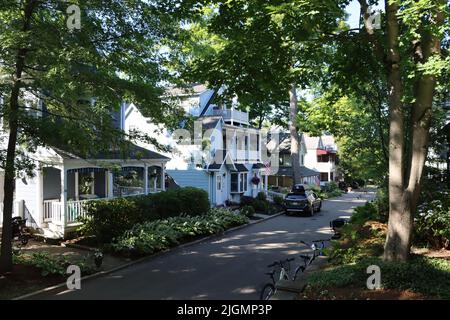 Blick auf die Straße von der Chautauqua Institution Area in Chautauqua, im Norden des Staates New York. Stockfoto