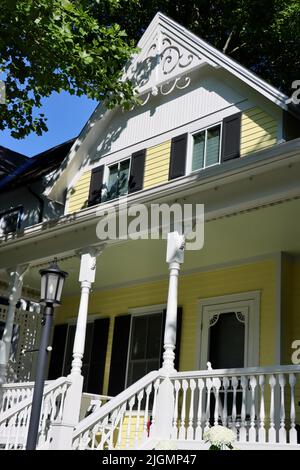 Vorderseite des gelben und weißen Hauses in der Chautauqua Institution Area im Norden des Staates New York. Stockfoto