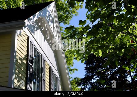 Vorderseite des gelben und weißen Hauses in der Chautauqua Institution Area im Norden des Staates New York. Stockfoto