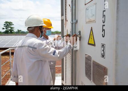 Bangui, Zentralafrikanische Republik. 2.. Juni 2022. Ingenieure arbeiten im Sakai-Photovoltaikkraftwerk in Bimbo, in der Nähe von Bangui, in der Zentralafrikanischen Republik, am 2. Juni 2022. Das von der China Energy Engineering Group Tianjin Electric Power Construction CO., Ltd. (TEPC) errichtete Photovoltaikkraftwerk Sakai, oder Solar Field genannt von den Einheimischen, hat die lokale Gesellschaft und Wirtschaft entwickelt und gleichzeitig den Strommangel von Bangui verringert. ZUM THEMA: 'Feature: China-unterstütztes Photovoltaik-Kraftwerk hilft, den Strommangel IM AUTO zu lindern' Credit: Luo Yu/Xinhua/Alamy Live News Stockfoto
