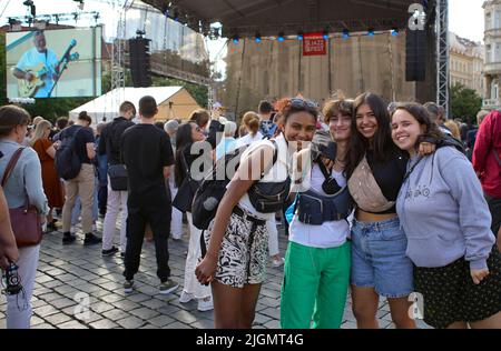 Prag, Tschechische Republik. 11.. Juli 2022. Menschen posieren für Fotos während des Bohemia JazzFest in Prag, der Hauptstadt der Tschechischen Republik, am 11. Juli 2022. Bohemia Jazzfest, eines der größten Jazzmusikfestivals in Europa, wurde am Montag eröffnet und wird bis zum 19. Juli stattfinden. Quelle: Dana Kesnerova/Xinhua/Alamy Live News Stockfoto