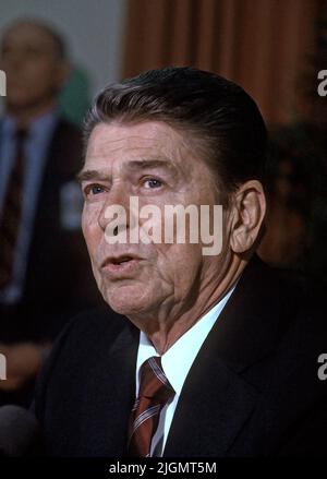 WASHINGTON DC - 6. MÄRZ 1985 US-Präsident Ronald Reagan während einer Rede und einer Frage- und Antwortsitzung mit Reportern im Oval Office bezüglich der Unterzeichnung eines Vetos über die Gesetzgebung für das Gesetz über Agrarkredite und afrikanische Hungershilfe Stockfoto
