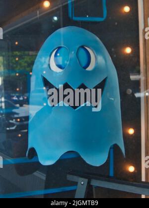 PAC man Ghoul im Schaufenster in einem lokalen Videospiel-Store Stockfoto