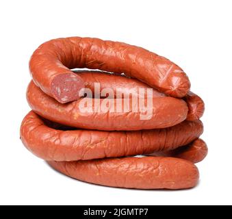 Geräucherte Wurst auf einem weißen isolierten Hintergrund. Krakauer Fleischwurst Stockfoto