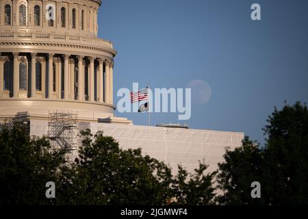 Washington, USA. 11.. Juli 2022. Eine allgemeine Ansicht des US-Kapitolgebäudes mit einem fast Vollmond im Hintergrund, in Washington, DC, am Montag, den 11. Juli, 2022. (Graeme Sloan/Sipa USA) Quelle: SIPA USA/Alamy Live News Stockfoto