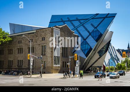 Toronto, ON, Kanada 18. Juni 2022: Royal Ontario Museum in der Bloor Street. Das ROM ist ein Museum für Kunst, Weltkultur und Naturgeschichte. Stockfoto