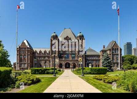 Gesetzgebende Versammlung von Ontario (oder auf Französisch „Assemblée législative de l'Ontario“) im Queens Park an einem klaren Sommertag, Toronto, Kanada. Stockfoto