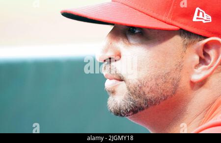 St. Louis, Usa. 11.. Juli 2022. Olivar Marmol, Manager der St. Louis Cardinals, beobachtet die Aktion gegen die Philadelphia Phillies am Montag, den 11. Juli 2022 im Busch Stadium in St. Louis. Foto von Bill Greenblatt/UPI Credit: UPI/Alamy Live News Stockfoto