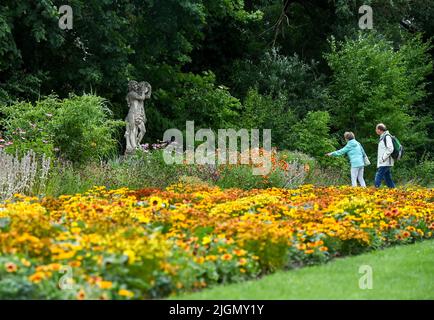 Beelitz, Deutschland. 08.. Juli 2022. Blühende Blumenbeete können auf dem Gelände der Laga State Garden Show gesehen werden. (To dpa: Bisher 230.000 Besucher auf der Landesgartenschau in Beelitz) Quelle: Jens Kalaene/dpa/Alamy Live News Stockfoto