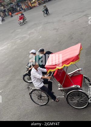 Hanoi, Vietnam. 19.. Juni 2022. Ein Rikscha-Fahrer ist auf der Suche nach Kunden in der Altstadt von Hanoi unterwegs. (Um dpa-KORR zu sagen: „Jede Rikscha fährt durch Hanoi: Hatten Vietnams Fahrradtaxen ihren Tag?“) Quelle: Carola Frentzen/dpa/Alamy Live News Stockfoto