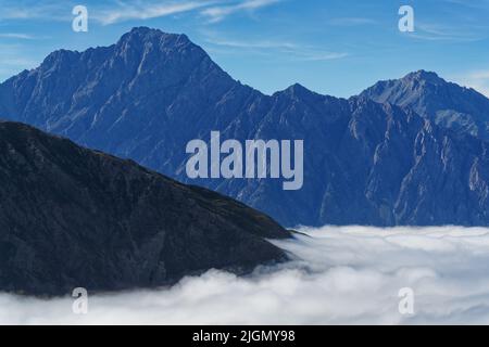 Über den Wolken, eine Wolkeninversion, im hooker Valley, vom Sealy Tarns Viewpoint aus gesehen. Aoraki / Mount Cook National Park, Neuseeland Stockfoto