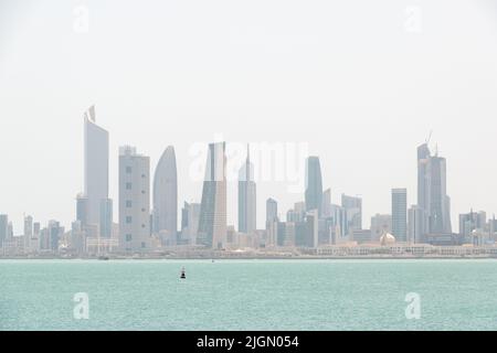 Kuwait-Stadt, Kuwait - Juli 7 2022: Panoramablick auf Kuwait-Stadt mit dem Arabischen Golf im Vordergrund Stockfoto