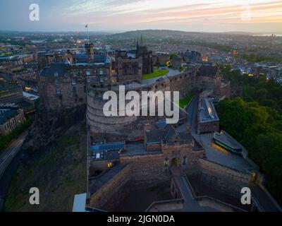 Edinburgh Castle bei Sonnenuntergang ist das Schloss ein historisches Schloss, das sich am Castle Rock in der Altstadt von Edinburgh, Schottland, Großbritannien, befindet. Die Altstadt von Edinburgh ist ein UNESCO-Weltkulturerbe Stockfoto