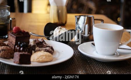 Süße Desserts Kaffee Eis Kuchen und Kekse Stockfoto