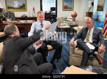 NASA-Administrator Bill Nelson, Zentrum und stellvertretender Administrator des NASA-Direktorats für Wissenschaftsmissionen, Thomas Zurbuchen, rechts, reagierte auf die ersten Vollfarb-Bilder des NASA-Weltraumteleskops James Webb in einem Vorgeschmack-Treffen mit dem Webb-Projektwissenschaftler am Space Telescope Science Institute, Klaus Pontoppidan, links, Montag, 11. Juli, 2022 im Mary W. Jackson NASA Headquarters Gebäude in Washington. Die ersten Bilder und spektroskopischen Daten des größten und leistungsstärksten Weltraumteleskops der Welt, das am 11. Und 12. Juli veröffentlicht wird, werden Webb bereits zu Beginn in vollem Umfang zeigen Stockfoto