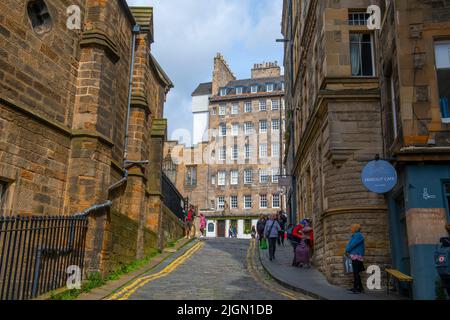 Upper Bow mit Gebäuden auf dem Lawnmarket an der Royal Mile in der Altstadt von Edinburgh, Schottland, Großbritannien. Die Altstadt von Edinburgh ist seit 199 UNESCO-Weltkulturerbe Stockfoto