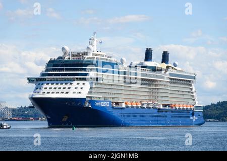 Seattle - 08. Juli 2022; Royal Caribbean Cruise Ship Celebrity Solstice in Elliott Bay Seattle zu Beginn einer Alaska Cruise Stockfoto