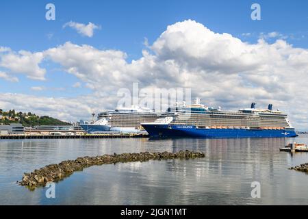 Seattle - 08. Juli 2022; die Kreuzschiffe Celebrity Solstice und Ovation of the Seas dockten an einem Sommertag während der Alaska-Kreuzfahrtsaison in Seattle an Stockfoto