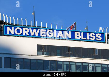 Seattle - 09. Juli 2022; Namensschild in Blau und Weiß des NCL-Kreuzfahrtschiffs Norwegian Bliss Stockfoto