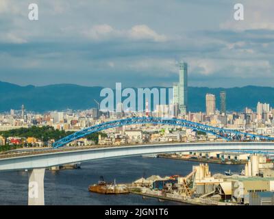 Hohe Wolkenkratzer überragen das Stadtbild an sonnigen Tagen Stockfoto