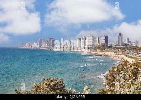 Panorama des Küstenstreifens von Tel Aviv Mittelmeer mit Hotels aus dem alten Jaffa. Stockfoto
