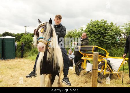 Ein Teenager, der auf einer farbigen Zigeunercob reitet. Appleby Horse Fair, Appleby in Westmorland, Cumbria Stockfoto