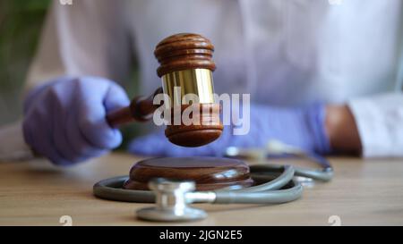 Ärztin mit Richtergavel und medizinischem Stethoskop Stockfoto