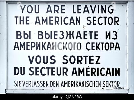 Berlin, 20. Juni 2022: Warnschild an der Demarkationslinie in Berlin am Checkpoint charlie für den Austritt aus dem amerikanischen Sektor Stockfoto