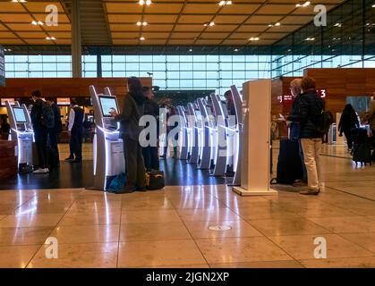 Berlin, 20. Juni 2022: Reisende an den Check-in-Schaltern am neuen Berliner Flughafen BER Stockfoto