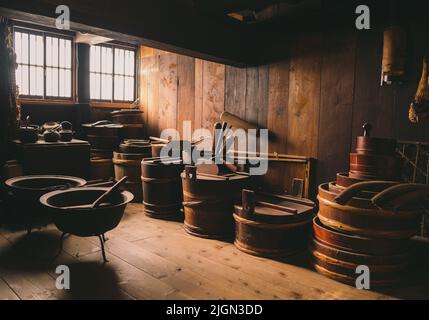 Lagerung von Küchenutensilien in einem traditionellen Bauernhaus Stockfoto