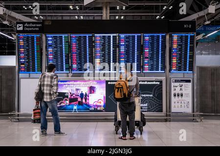 Bangkok, Thailand. 11.. Juli 2022. Reisende informieren sich über die Abfahrtszeiten am internationalen Flughafen Suvarnabhumi (BKK) in Bangkok. Seit die thailändische Regierung am 1. Juli 2022 alle Einreisebeschränkungen für die pandemische Ära aufgehoben hat, hat Thailand einen großen Zustrom internationaler Touristen erlebt. Kredit: SOPA Images Limited/Alamy Live Nachrichten Stockfoto